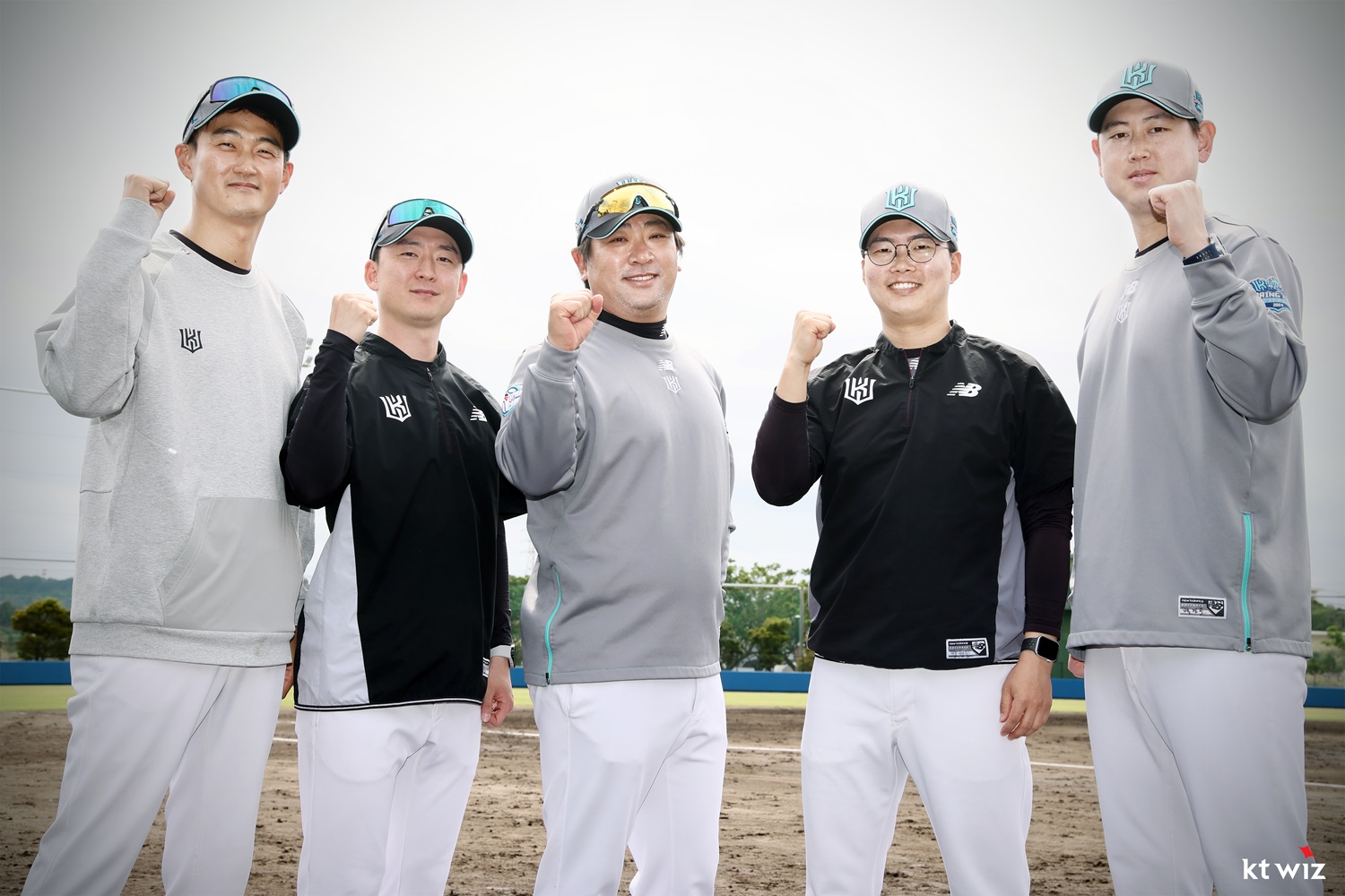 왼쪽부터 KT 위즈 이진호, 박민, 구자욱, 강권민, 백경도 트레이너. KT 위즈 제공 