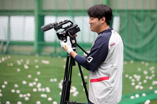 2024 시즌 두산 베어스 주장을 맡은 내야수 양석환. 스프링캠프 기간 선수단 전체에 프로 의식을 강조하고 솔선수범하고 있다. 사진 두산 베어스 제공