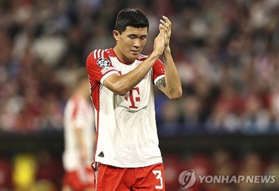 독일 바이에른 뮌헨을 이끄는 토마스 투헬 감독이 6일 유럽축구연맹 챔피언스리그 라치오 로마와의 16강 2차전에서 3-0으로 이겨 8강에 오른 가운데 김민재 제외에 대해 그가 못 해서 뺀 것은 아니라고 강조했다. 다만 지난달 강팀 라이프치히와의 경기에서 마테이스 더리흐트와 에릭 다이어를 써서 이기다보니 이번 라치오전에도 쓰게 됐다고 설명했다. 김민재 입장에선 탄탄했던 뮌헨 내 입지에 빨간불이 켜졌다. 연합뉴스