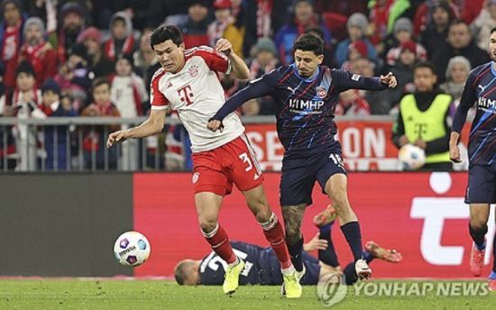 독일 바이에른 뮌헨을 이끄는 토마스 투헬 감독이 6일 유럽축구연맹 챔피언스리그 라치오 로마와의 16강 2차전에서 3-0으로 이겨 8강에 오른 가운데 김민재 제외에 대해 그가 못 해서 뺀 것은 아니라고 강조했다. 다만 지난달 강팀 라이프치히와의 경기에서 마테이스 더리흐트와 에릭 다이어를 써서 이기다보니 이번 라치오전에도 쓰게 됐다고 설명했다. 김민재 입장에선 탄탄했던 뮌헨 내 입지에 빨간불이 켜졌다. 연합뉴스