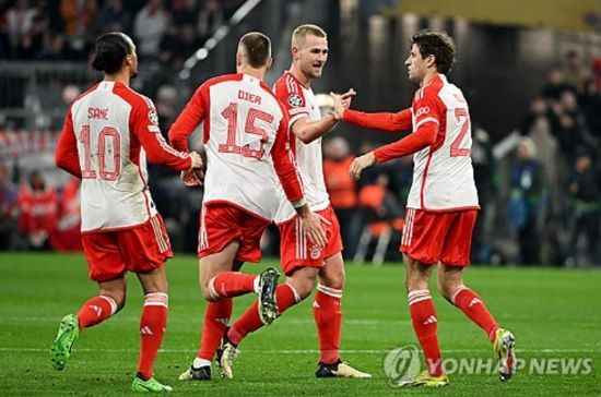 독일 바이에른 뮌헨을 이끄는 토마스 투헬 감독이 6일 유럽축구연맹 챔피언스리그 라치오 로마와의 16강 2차전에서 3-0으로 이겨 8강에 오른 가운데 김민재 제외에 대해 그가 못 해서 뺀 것은 아니라고 강조했다. 다만 지난달 강팀 라이프치히와의 경기에서 마테이스 더리흐트와 에릭 다이어를 써서 이기다보니 이번 라치오전에도 쓰게 됐다고 설명했다. 김민재 입장에선 탄탄했던 뮌헨 내 입지에 빨간불이 켜졌다. 연합뉴스