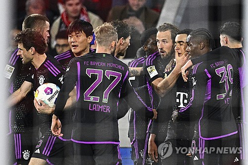 독일 바이에른 뮌헨을 이끄는 토마스 투헬 감독이 6일 유럽축구연맹 챔피언스리그 라치오 로마와의 16강 2차전에서 3-0으로 이겨 8강에 오른 가운데 김민재 제외에 대해 그가 못 해서 뺀 것은 아니라고 강조했다. 다만 지난달 강팀 라이프치히와의 경기에서 마테이스 더리흐트와 에릭 다이어를 써서 이기다보니 이번 라치오전에도 쓰게 됐다고 설명했다. 김민재 입장에선 탄탄했던 뮌헨 내 입지에 빨간불이 켜졌다. 연합뉴스