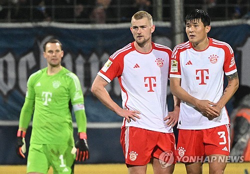 독일 최강 바이에른 뮌헨이 부진의 늪을 깨고 6일 열린 유럽축구연맹 챔피언스리그 16강 원정 2차전에서 라치오를 3-0으로 완파, 8강 티켓을 따내면서 토마스 투헬 감독은 김민재 활용에 대한 딜레마에 빠질 것으로 보인다. 독일 빌트지의 표현대로 김민재는 투헬 감독이 가장 사랑하는 선수 중 한 명이어서다. 하지만 최근 그가 선발로 출전한 뮌헨에서의 5경기에 모두 실점하고 승률도 좋지 않다보니 투헬 감독은 마테이스 더리흐트와 에릭 다이어, 그리고 다요 우파메카노 등에 시선이 더 갈 가능성이 크다. 연합뉴스