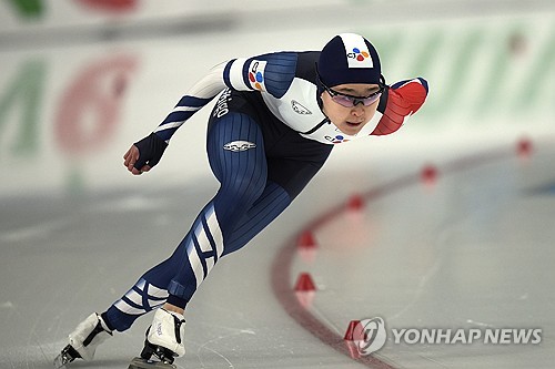 한국 여자 스피드스케이팅 단거리 간판 스타인 빙속여제 김민선이 역주하고 있다. 김민선은 8일 독일에서 열린 2024 국제빙상연맹 세계스프린트 스피드스케이팅 선수권대회 여자 500ｍ 1차 레이스에서 37초36으로 3위를 기록했다. AP/연합뉴스