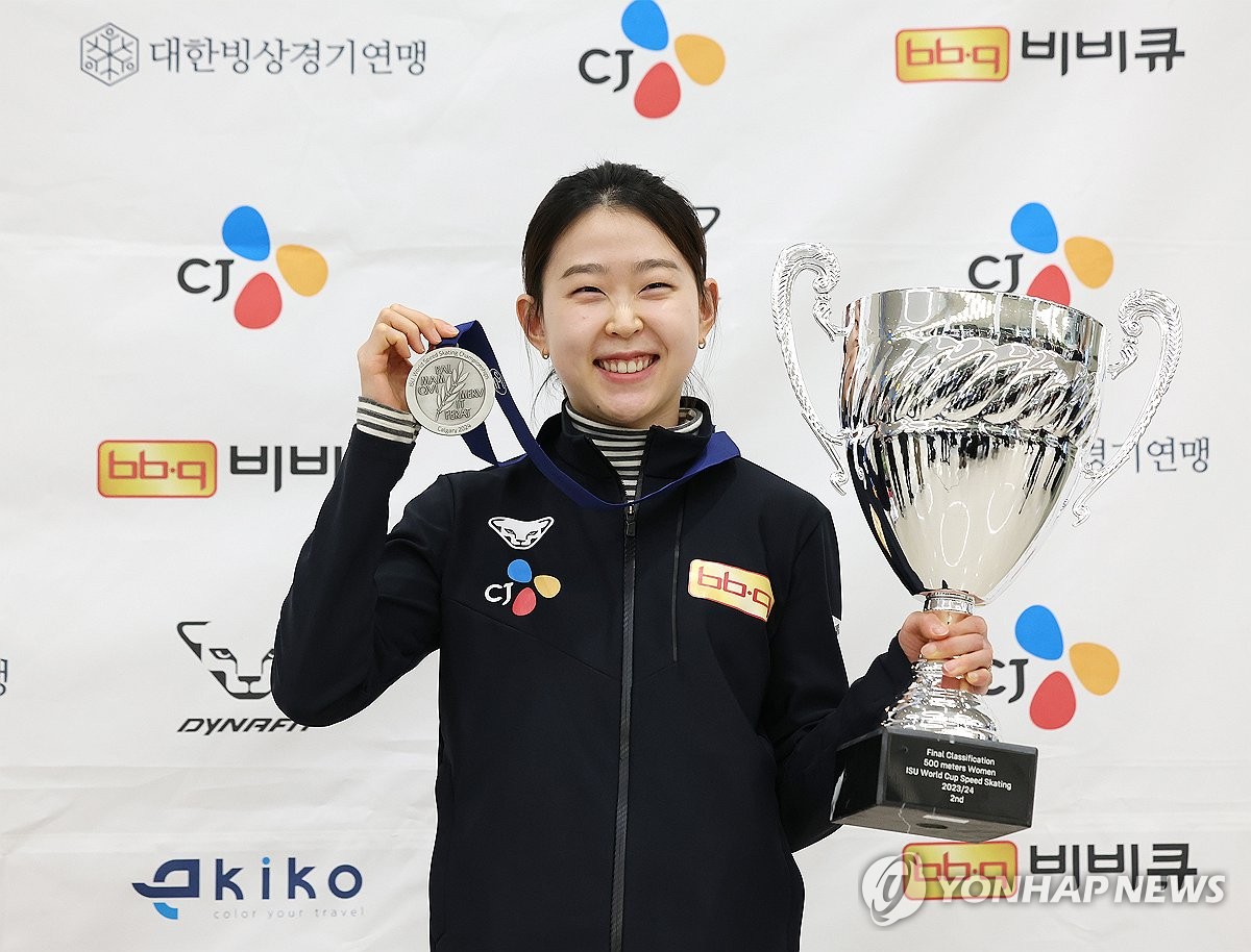 한국 여자 스피드스케이팅 단거리 간판 스타인 빙속여제 김민선이 2024 국제빙상경기연맹 스피드스케이팅 종목별 세계선수권대회를 마친 뒤 귀국해 메달과 트로피를 들고 포즈를 취하고 있다. 연합뉴스