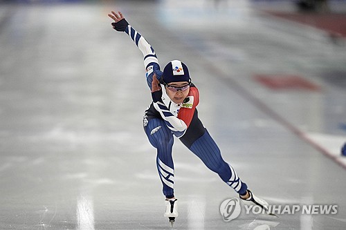 한국 여자 스피드스케이팅 단거리 간판 스타인 빙속여제 김민선이 역주하고 있다. 김민선은 8일 독일에서 열린 2024 국제빙상연맹 세계스프린트 스피드스케이팅 선수권대회 여자 500ｍ 1차 레이스에서 37초36으로 3위를 기록했다. AP/연합뉴스