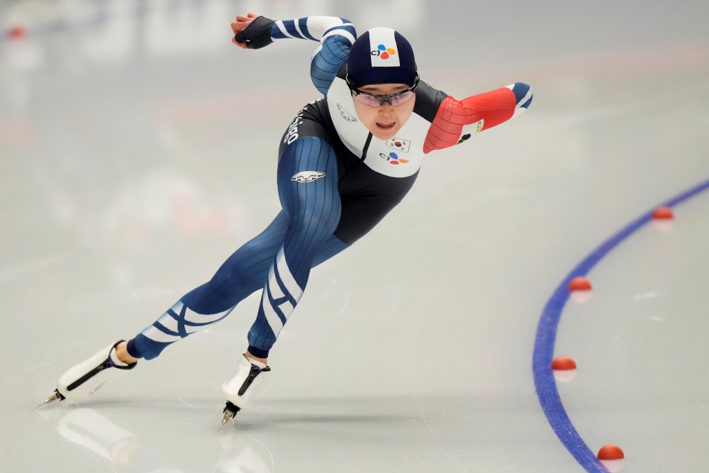 김민선은 9일 독일 인젤 막스 아이허 아레나에서 열린 2024 국제빙상연맹 세계스프린트 스피드스케이팅 선수권대회 여자 500ｍ 2차 레이스에서 37초11의 올 시즌 개인 최고 기록으로 2위를 차지했다. AP/연합뉴스