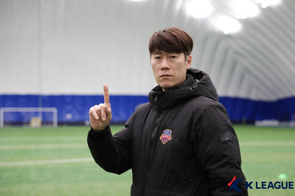 황선홍 감독이 지켜보는 이승우는 오늘도 후반전에 출전할 예정이다. 김은중 감독이 이승우를 후반전 조커로 투입할 계획이라고 밝혔다. 사진 한국프로축구연맹