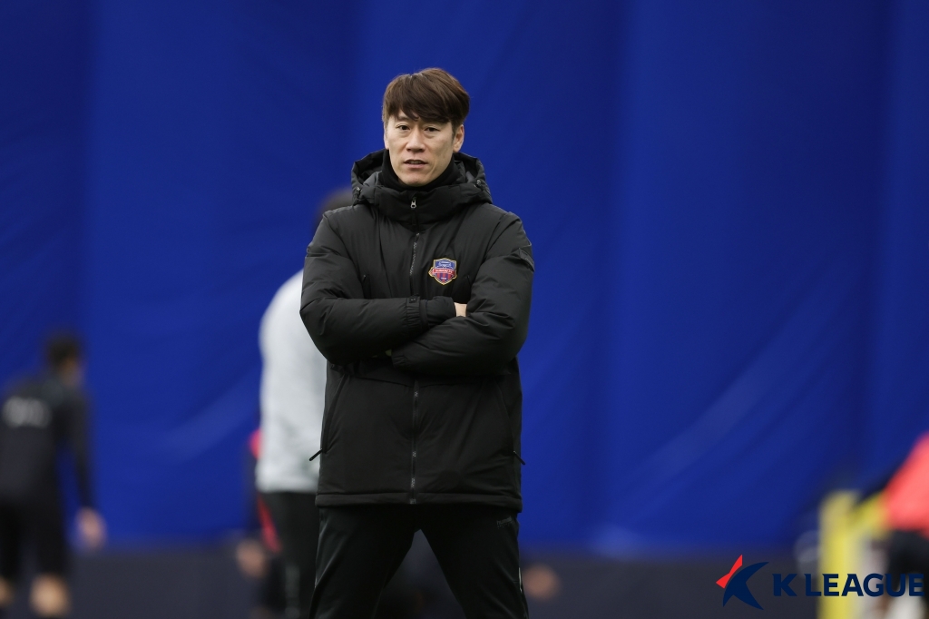 황선홍 감독이 지켜보는 이승우는 오늘도 후반전에 출전할 예정이다. 김은중 감독이 이승우를 후반전 조커로 투입할 계획이라고 밝혔다. 사진 한국프로축구연맹