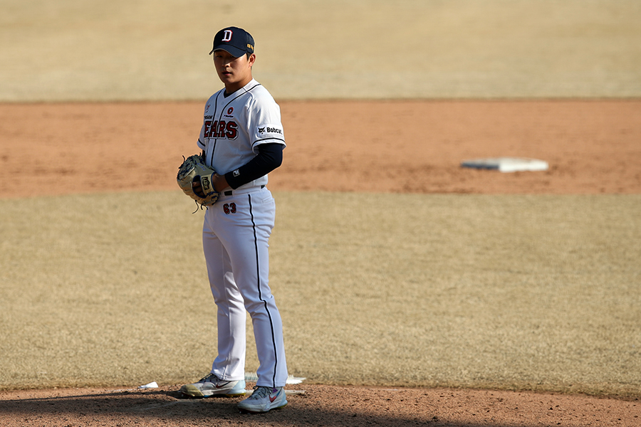 두산 베어스 신인 투수 김택연이 9일 경기도 이천의 두산베어스파크에서 열린 2024 KBO 시범경기 개막전에서 키움 히어로즈를 상대로 1이닝 1탈삼진 1볼넷 무실점을 기록했다. 사진 두산 베어스 제공