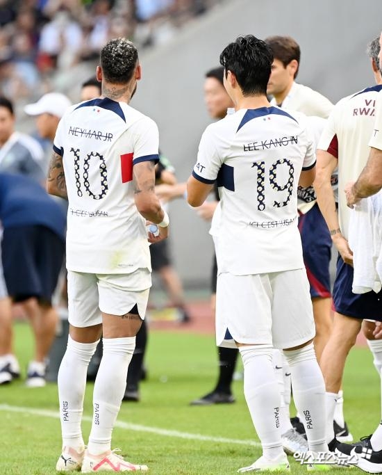 프랑스 유력지 르퀴프가 11일(한국시간) 한글 유니폼을 입은 PSG가 올 여름 한국 투어를 준비하고 있다고 전했다. PSG는 아시아 투어를 준비하면서 한국 방문을 계획하는 것으로 알려졌다. 엑스포츠뉴스DB