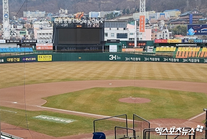 12일 대전 한화생명이글스파크에서 열리는 2024 신한 SOL Bank KBO리그 시범경기 KIA 타이거즈와 한화 이글스의 경기, 오전 9시 현재 야구장에 먹구름이 낀 상태다. 오후 1시 이후 비 예보가 있어 경기 개시 여부가 불투명하다. 대전, 유준상 기자