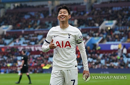 영국 매체 스퍼스웹에 따르면 토트넘 홋스퍼 주장 손흥민은 신입생 양민혁에게 경고했다. 손흥민은 맨인블레이저와의 인터뷰에서 내년 1월에 합류하는 2006년생 윙어 양민혁이 제2의 손흥민이라고 불리는 점에 대해 자신의 자리를 쉽게 내주지 않을 거라고 말했다. 연합뉴스