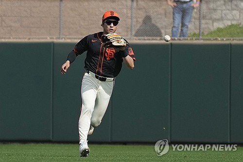 미국 메이저리그 샌프란시스코 자이언츠의 이정후가 시범경기에서 수비하고 있다. 이정후는 14일 미국 애리조나주 스코츠데일 스타디움에서 열린 2024 미국 메이저리그 시범경기 신시내티 레즈와의 홈경기에 1번 타자 겸 중견수로 선발 출전해 1타수 1안타 1볼넷 1득점으로 활약했다. 하루 전 3타수 무안타의 아쉬움을 털어냈다. 이날 샌프란시스코는 11-19로 패했다. AP/연합뉴스