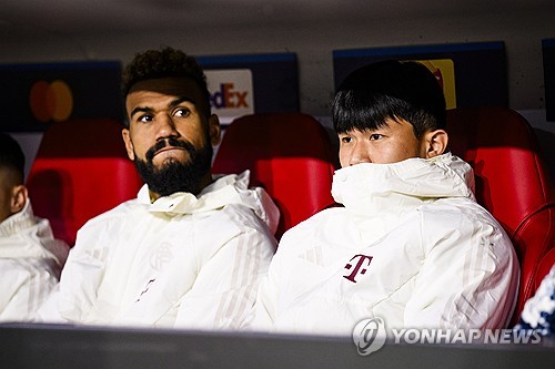 바이에른 뮌헨을 이끄는 토마스 투헬 감독은 최근 선발 경쟁에서 밀린 김민재와 다요 우파메카노가 현재 처해 있는 어려운 상황을 잘 헤처나갈 수 있기를 바랐다. 올시즌 전반기에 뮌헨 주전 센터백 조합으로 활약했던 두 선수는 최근 에릭 다이어와 마테이스 더리흐트한테 밀려 벤치를 지켰다. 두 선수를 벤치로 내린 이유에 대해 투헬 감독은 최근 다이어와 더리히트의 활약상이 더 좋기 때문이라고 설명했다. 연합뉴스