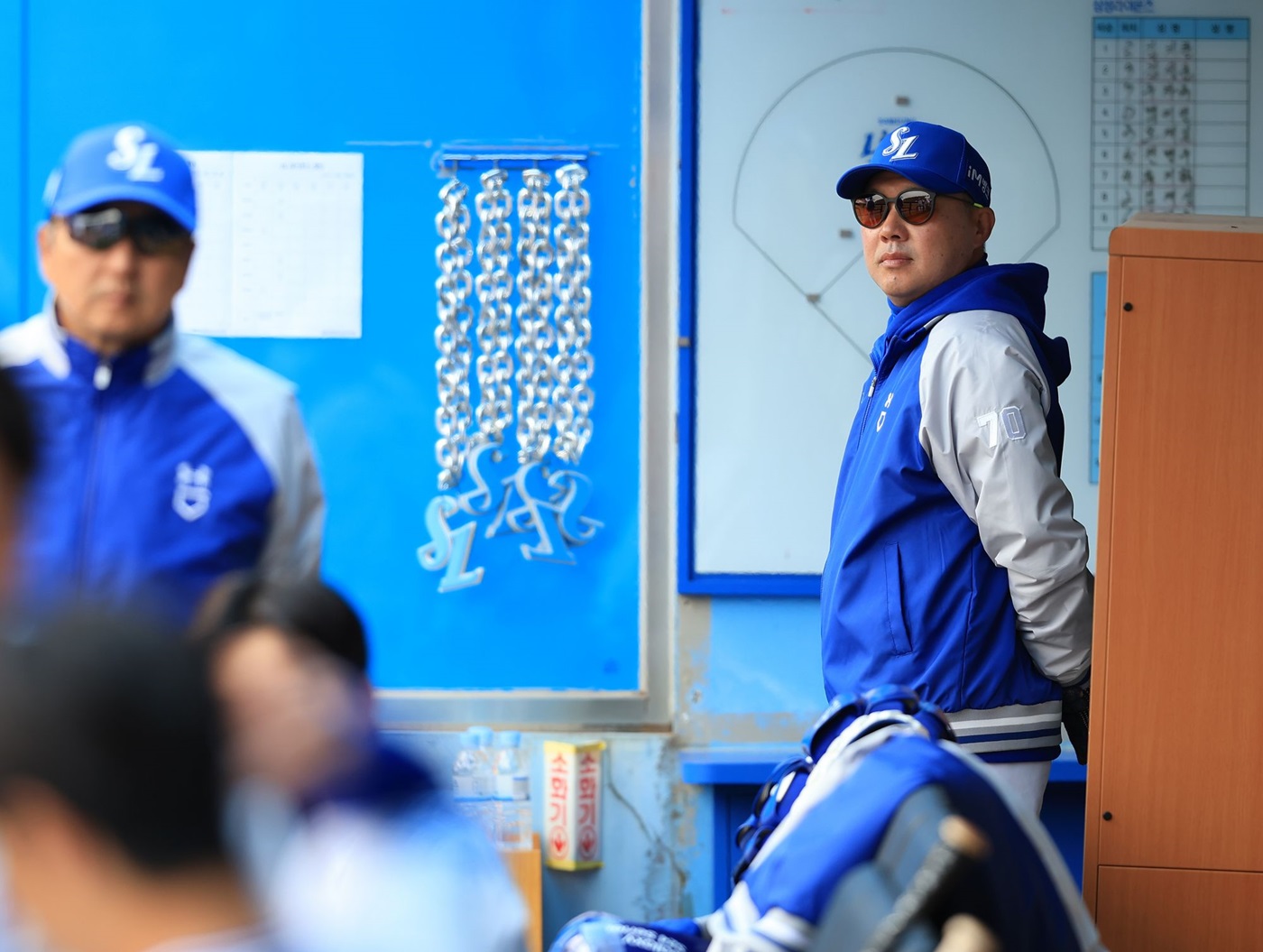 삼성 라이온즈 박진만 감독이 시범경기 중 선수들의 플레이를 바라보고 있다. 삼성 라이온즈 제공