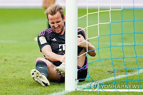 독일 명문 바이에른 뮌헨에서 뛰는 세계적인 공격수 해리 케인이 발목 부상을 당했다고 17일 뮌헨 구단이 밝혔다. 케인은 일단 잉글랜드 대표팀에서 치료를 받게 된다. 뮌헨은 UEFA 챔피언스리그 8강을 앞두고 비상이 걸렸다. 연합뉴스