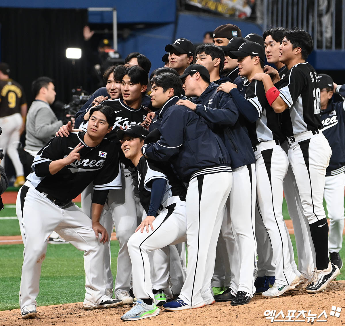 17일 오후 서울 구로구 고척스카이돔에서 열린 메이저리그 월드투어 서울시리즈 2024 스페셜 매치 샌디에이고 파드리스와 팀 코리아의 경기, 샌디에이고가 1대0의 스코어로 승리했다. 경기 종료 후 팀 코리아 노시환, 박성한, 윤동희, 문동주, 박영현, 최준용 등 선수들이 샌디에이고 페르난도 타티스 주니어와 기념 촬영을 하고 있다. 고척, 김한준 박지영 기자