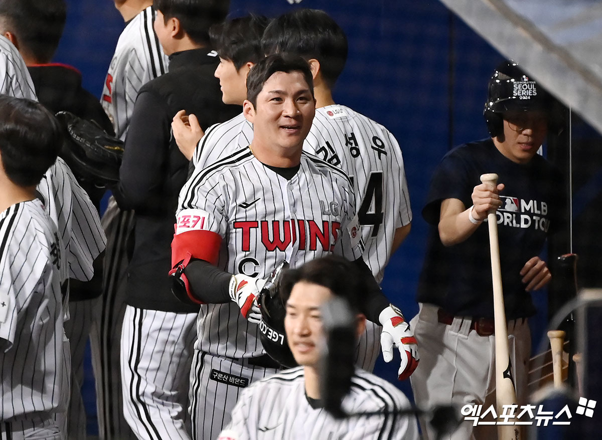 LG 트윈스 오지환이 3월 18일 서울 고척스카이돔에서 열린 MLB 서울시리즈 스페셜매치에서 샌디에이고 파드리스의 딜런 시즈를 상대로 2회말 솔로 홈런을 기록했다. 사진 김한준 기자 박지영 기자