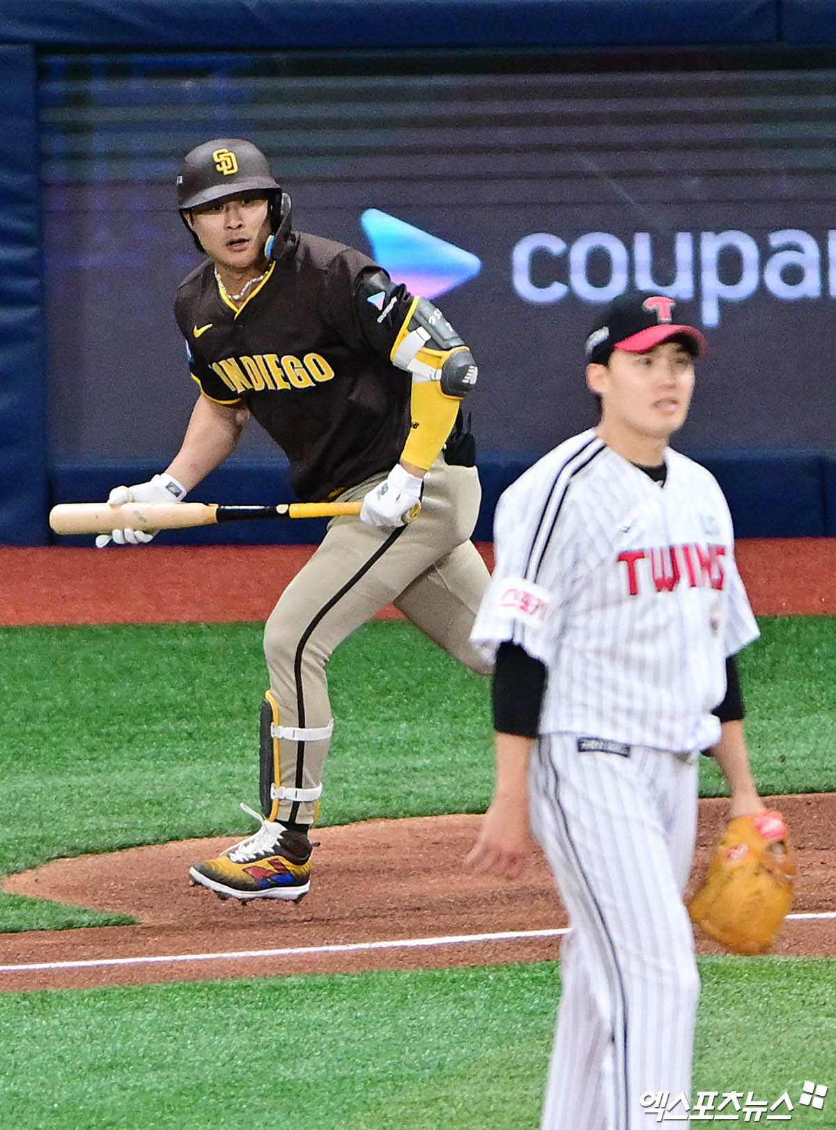 18일 서울 구로구 고척스카이돔에서 열린 메이저리그 월드투어 서울시리즈 2024 스페셜 매치 샌디에이고 파드리스와 LG 트윈스의 경기, 2회초 무사 2루 샌디에이고 김하성이 투런 홈런을 날리고 있다. 고척, 김한준 박지영 기자