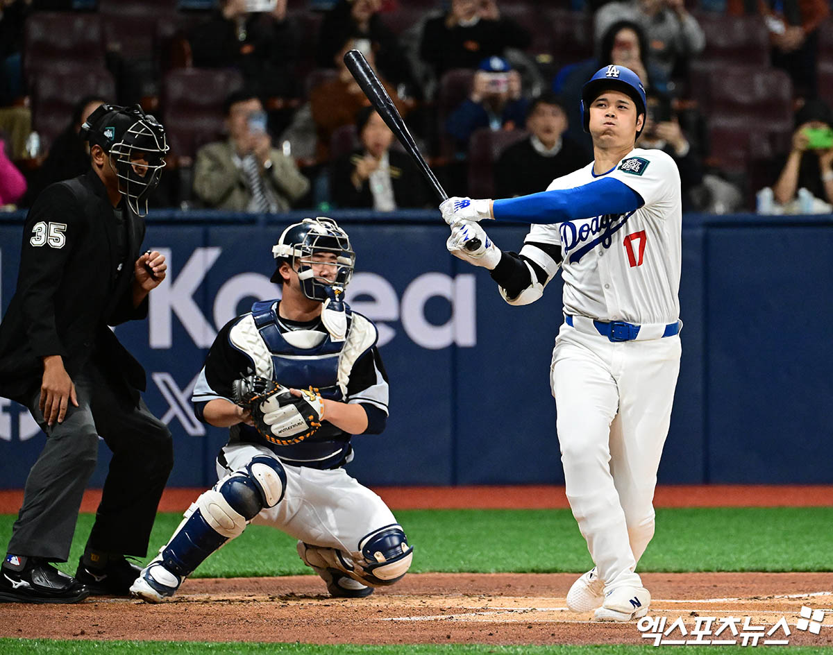 지난겨울 LA다저스에 새 둥지를 튼 일본 야구 감판타자 오타니 쇼헤이가 18일 서울 고척스카이돔에서 열린 MLB 스페셜게임 한국 대표팀과의 경기에서 헛스윙을 하고 있다. 고척, 김한준 기자