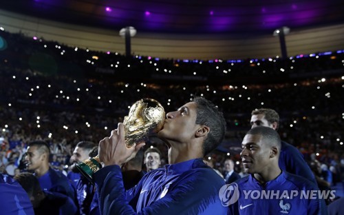 김민재의 맨체스터 유나이티드 이적 가능성이 점점 높아지고 있다. 유럽 축구 전문기자 파브리치오 로마노에 따르면 맨유는 월드클래스 센터백 라파엘 바란과 계약 만료 3개월을 남겨둔 상황에서 아직까지 재계약을 제안하지 않았다. 해리 매과이어도 웨스트햄 이적설과 연결된 상황에서 바란까지 계약 만료로 나갈 경우 맨유는 검증된 센터백 자원을 영입해야 한다. 현지에서는 김민재의 이적 가능성을 높게 보고 있다. 연합뉴스