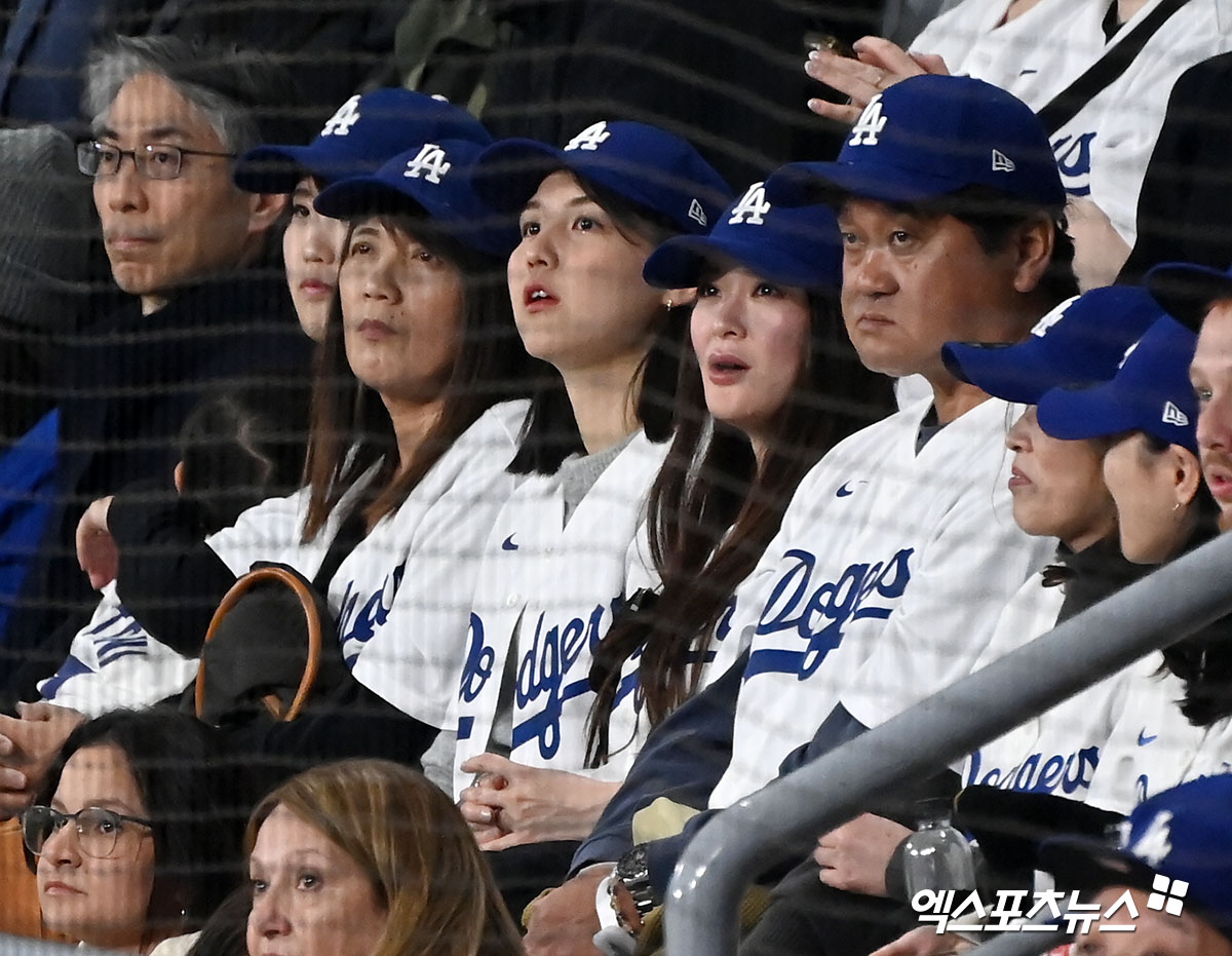 LA 다저스 소속 오타니 쇼헤이의 아내 다나카 마미코가 3월 20일 서울 고척스카이돔에서 열린 MLB 월드투어 서울시리즈 개막전을 지켜보고 있다. 다저스는 사상 처음으로 한국에서 열린 메이저리그 경기에서 5-2 역전승을 거뒀다. 두 팀은 21일 같은 장소에서 다시 격돌한다. 사진 김한준 기자 박지영 기자
