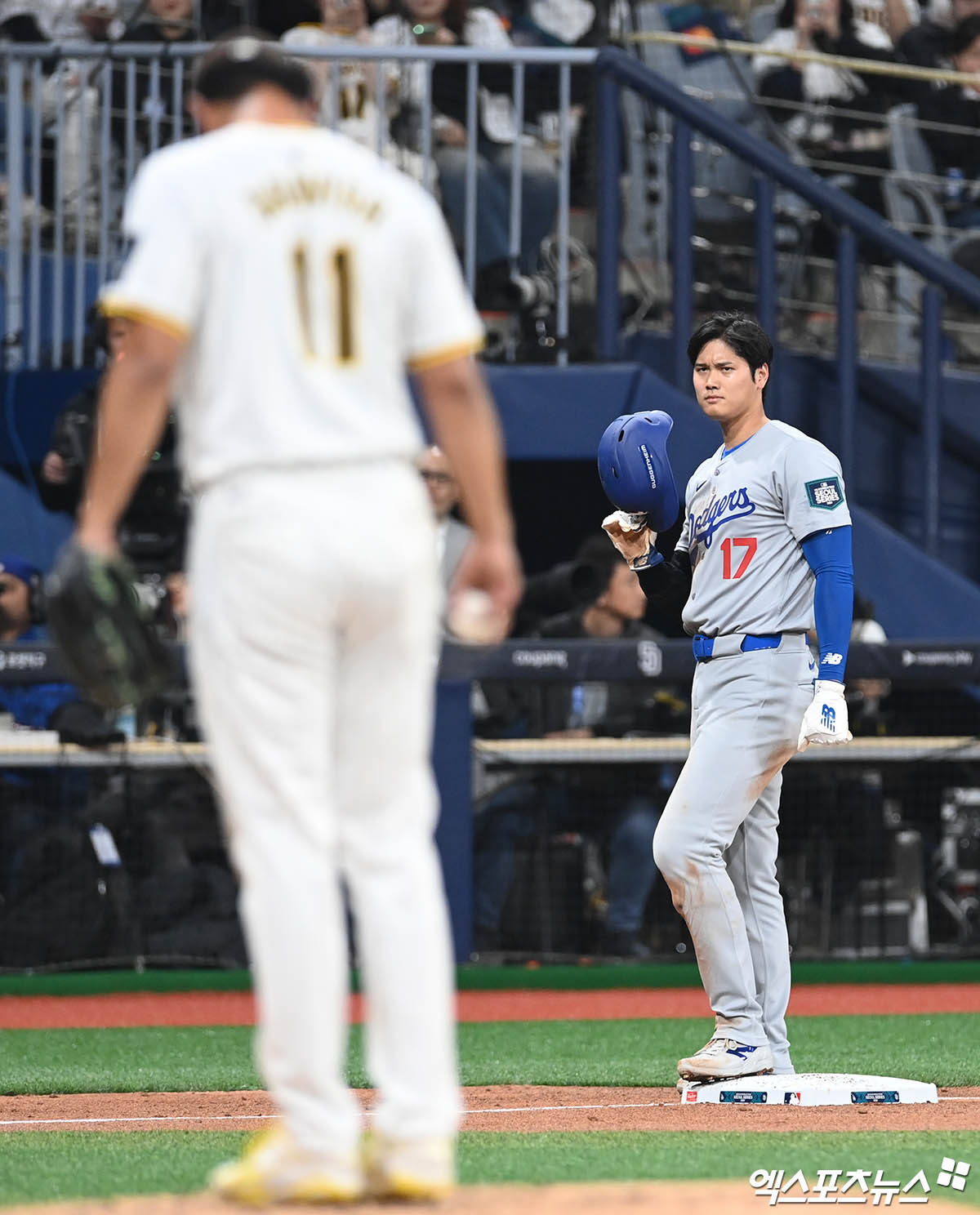 20일 오후 서울 구로구 고척스카이돔에서 열리는 메이저리그 월드투어 서울시리즈 2024 LA 다저스와 샌디에이고 파드리스의 개막전 경기, 3회초 2사 만루 LA 다저스 맥스 먼시 타석 때 3루주자 오타니가 샌디에이고 선발투수 다르빗슈를 바라보고 있다. 고척, 김한준 박지영 기자