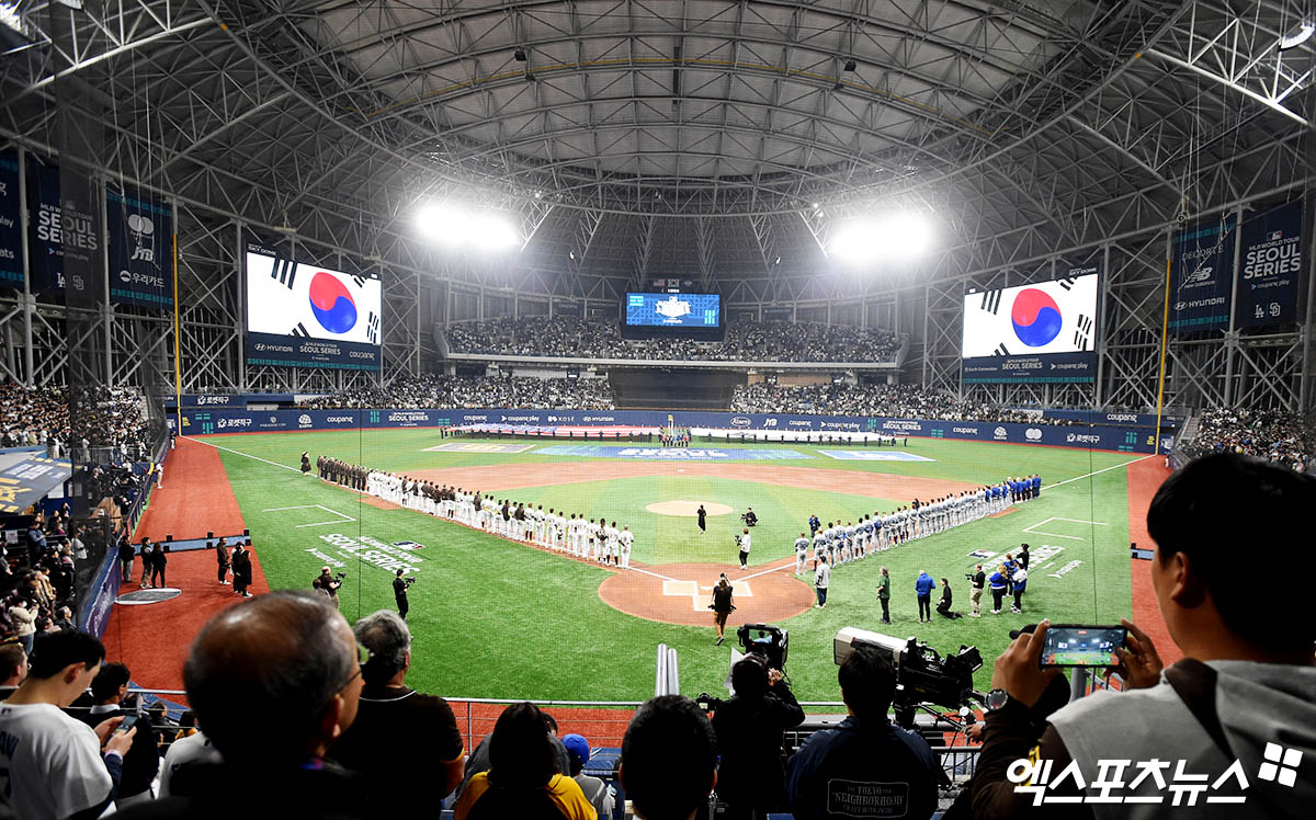 20일 오후 서울 구로구 고척스카이돔에서 열리는 메이저리그 월드투어 서울시리즈 2024 LA 다저스와 샌디에이고 파드리스의 개막전 경기에 앞서 양 팀 선수들이 그라운드에 도열해 있다. 고척, 김한준 박지영 기자