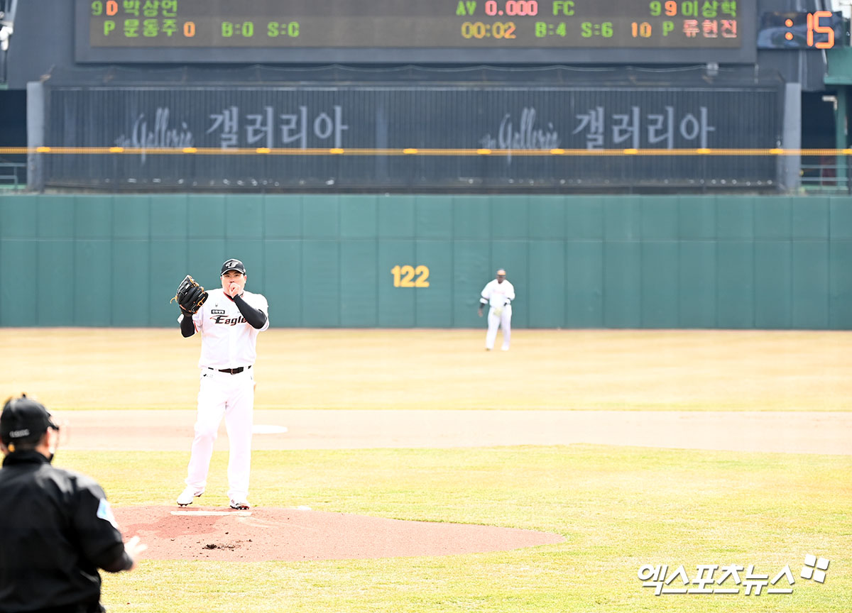 한국야구위원회는 14일 10개 구단 단장들이 참가한 제2차 실행위원회를 열고 피치클락 도입 시기 등을 논의한 끝에 2024시즌엔 전반기에 이어 후반기까지 시범 운영을 지속하기로 했다. 2025시즌 정식 도입한다. 피치클락과 관련해 현장에서의 불만 등을 수용한 것으로 보인다. 엑스포츠뉴스DB