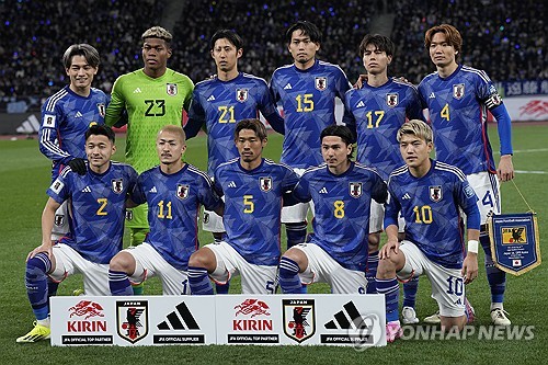 일본 축구대표팀은 21일 도쿄 국립경기장에서 열린 북한과의 2026 FIFA 북중미 월드컵 아시아 지역 2차 예선 B조 3차전에서 1-0으로 앞선 채로 전반전을 마무리했다. 경기 전 일본 대표팀 선수들이 팀 포토를 찍고 있다. 연합뉴스
