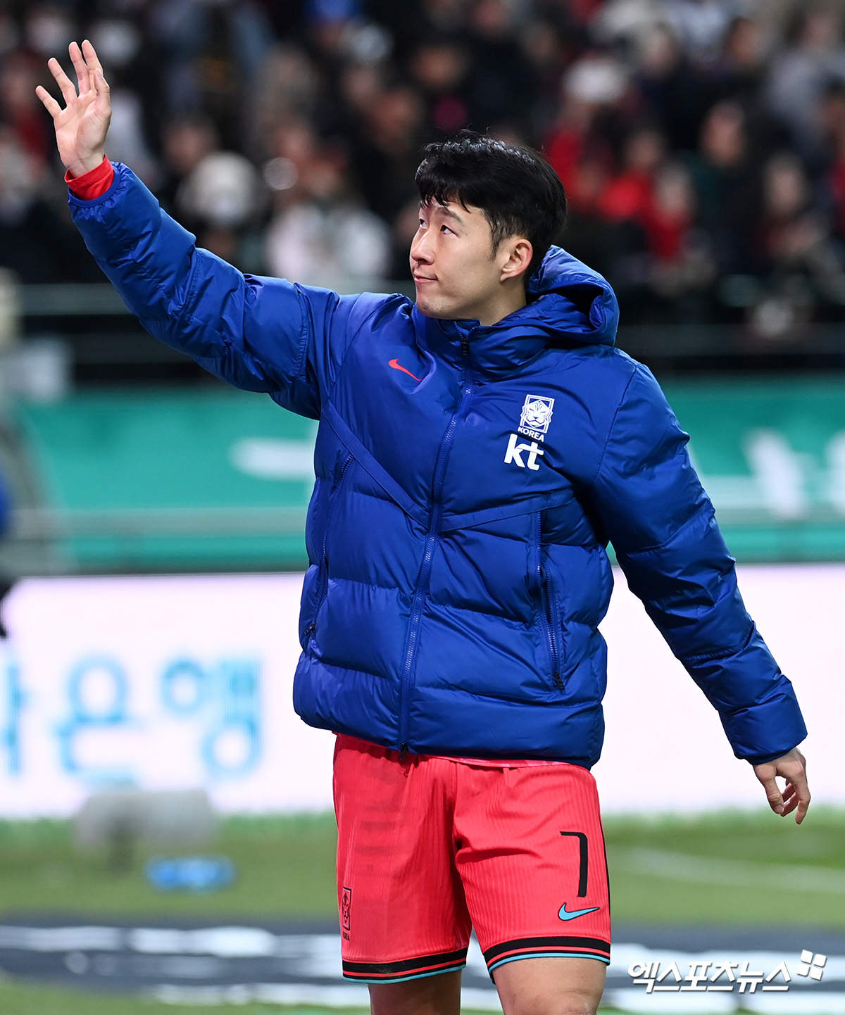 황선홍 감독이 이끄는 대한민국 축구 국가대표팀은 21일 오후 8시 서울월드컵경기장에서 태국과 2026 국제축구연맹(FIFA) 북중미 월드컵 아시아 지역 예선 조별리그 C조 3차전에서 손흥민의 선제골로 앞서갔지만 후반전 태국에 동점골을 내주며 1-1로 비겼다. 이날 원정석을 포함해 서울월드컵경기장이 전석 매진되면서 팬들의 뜨거운 열기를 자랑했다. 추운 날씨 속에도 64912명이 경기장을 채운 가운데 한국은 '구름 관중'이 모인 상암벌에서 태국을 상대로 승점 3점을 획득하는 데 실패했다.  캡틴 손흥민은 이날 왼쪽 공격수로 선발 출장해 풀타임 활약했다. 전반 42분 이재성의 패스를 받아 침착한 슈팅으로 선제 골을 터뜨리면서 한국에게 리드를 안겼다. 서울월드컵경기장 고아라 기자