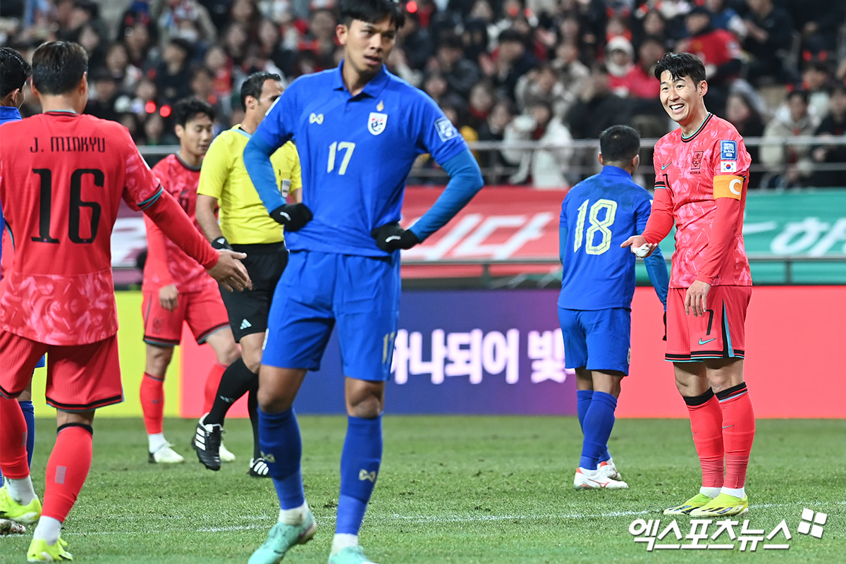 황선홍 감독이 이끄는 대한민국 축구 국가대표팀은 21일 오후 8시 서울월드컵경기장에서 태국과 2026 국제축구연맹(FIFA) 북중미 월드컵 아시아 지역 예선 조별리그 C조 3차전에서 손흥민의 선제골로 앞서갔지만 후반전 태국에 동점골을 내주며 1-1로 비겼다. 이날 원정석을 포함해 서울월드컵경기장이 전석 매진되면서 팬들의 뜨거운 열기를 자랑했다. 추운 날씨 속에도 64912명이 경기장을 채운 가운데 한국은 '구름 관중'이 모인 상암벌에서 태국을 상대로 승점 3점을 획득하는 데 실패했다.  캡틴 손흥민은 이날 왼쪽 공격수로 선발 출장해 풀타임 활약했다. 전반 42분 이재성의 패스를 받아 침착한 슈팅으로 선제 골을 터뜨리면서 한국에게 리드를 안겼다. 서울월드컵경기장 고아라 기자