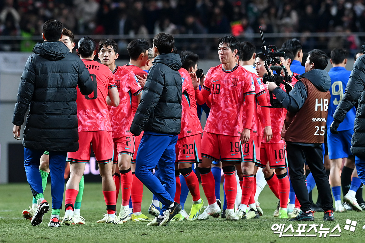 황선홍 감독이 이끄는 대한민국 축구 국가대표팀은 21일 오후 8시 서울월드컵경기장에서 태국과 2026 국제축구연맹(FIFA) 북중미 월드컵 아시아 지역 예선 조별리그 C조 3차전에서 손흥민의 선제골로 앞서갔지만 후반전 태국에 동점골을 내주며 1-1로 비겼다. 임시 감독으로 태국과의 첫 경기를 치른 황 감독은 아쉬운 무승부에 핑계를 대지 않았다. 그는 