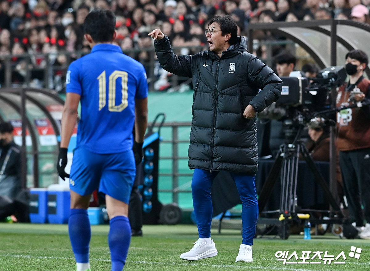 황선홍 올림픽축구대표팀 감독이 3월 열리는 2026 북중미 월드컵 아시아 2차예선 태국과의 2연전을 치를 대한민국 축구 국가대표팀 임시감독으로 뽑혀 21일 태국과의 홈 경기를 지휘했다. 1-1로 비긴 가운데 황 감독은 이강인의 후반 교체투입에 대해 전술과 컨디션을 보고 내린 결정이며 후회하지 않는다고 했다. 서울월드컵경기장, 고아라 기자