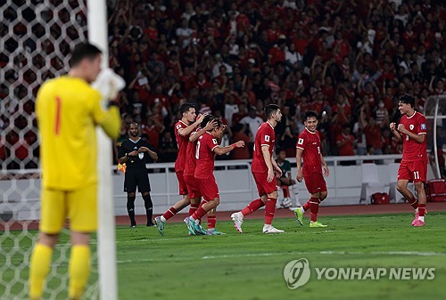 신태용 감독이 이끄는 인도네시아 축구대표팀이 21일 인도네시아 자카르타에 위치한 겔로라 붕 카르노 스타디움에서 열린 베트남과의 2026 FIFA 북중미 월드컵 아시아 지역 2차 예선 F조 3차전에서 한 골 차 신승을 거뒀다. 이날 승리로 인도네시아는 이번 북중미 월드컵 아시아 지역 2차 예선에서 첫 승을 거두며 F조 2위로 올라섰다. 이제 인도네시아와 신태용 감독은 26일 베트남 원정을 떠나 F조 4차전을 가진다. 연합뉴스