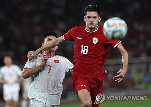 신태용 감독이 이끄는 인도네시아 축구대표팀이 21일 인도네시아 자카르타에 위치한 겔로라 붕 카르노 스타디움에서 열린 베트남과의 2026 FIFA 북중미 월드컵 아시아 지역 2차 예선 F조 3차전에서 한 골 차 신승을 거뒀다. 이날 승리로 인도네시아는 이번 북중미 월드컵 아시아 지역 2차 예선에서 첫 승을 거두며 F조 2위로 올라섰다. 이제 인도네시아와 신태용 감독은 26일 베트남 원정을 떠나 F조 4차전을 가진다. 연합뉴스