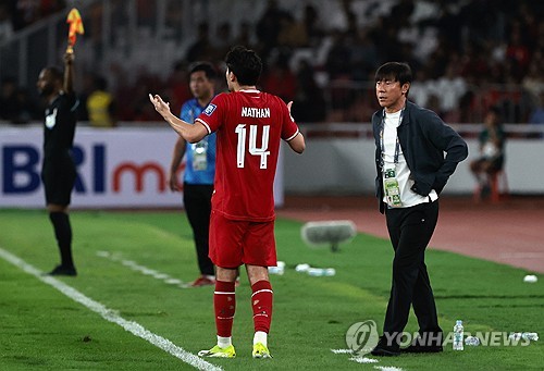 신태용 감독이 이끄는 인도네시아 축구대표팀이 21일 인도네시아 자카르타에 위치한 겔로라 붕 카르노 스타디움에서 열린 베트남과의 2026 FIFA 북중미 월드컵 아시아 지역 2차 예선 F조 3차전에서 한 골 차 신승을 거뒀다. 이날 승리로 인도네시아는 이번 북중미 월드컵 아시아 지역 2차 예선에서 첫 승을 거두며 F조 2위로 올라섰다. 이제 인도네시아와 신태용 감독은 26일 베트남 원정을 떠나 F조 4차전을 가진다. 연합뉴스