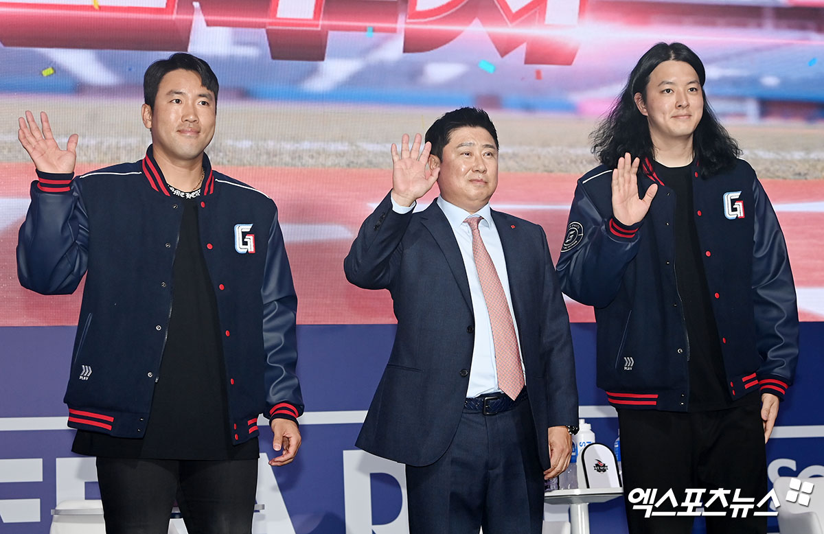 22일 오후 서울 롯데호텔 서울에서 열린 2024 신한 SOL Bank KBO 미디어데이에 참석한 롯데 전준우 김태형 감독 김원중이 기념촬영을 갖고 있다. 소공동, 김한준 기자