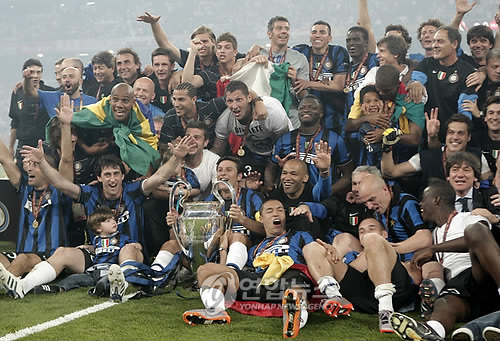 이탈리아 매체 지오카벳에 따르면 인터밀란은 과거 3관왕을 달성했던 시즌을 재현하기 위해 다가오는 여름 이적시장 때 바이에른 뮌헨 센터백 김민재와 아이슬란드 공격수 알베르트 구드문드손을 노리고 있다. 인터밀란은 지난 2010년 이탈리아 세리에A와 코파 이탈리아 그리고 UEFA 챔피언스리그를 모두 우승하며 이탈리아 클럽 최초로 트레블을 달성했다. 지난 시즌 챔피언스리그 결승전에 올라가며 13년 만에 우승에 도전했지만 맨체스터 시티에 패하며 준우승에 머물렀다. 연합뉴스