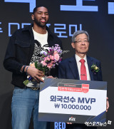 디드릭 로슨 '외국선수 MVP 선정'[포토]