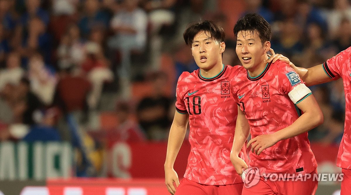 손흥민과 이강인이 지난달 26일 태국 방콕에서 열린 2026 월드컵 아시아 2차예선 태국전에서 함께 세리머니를 하고 있다. 연합뉴스