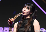 박지수 'MVP 트로피 키스'[포토]