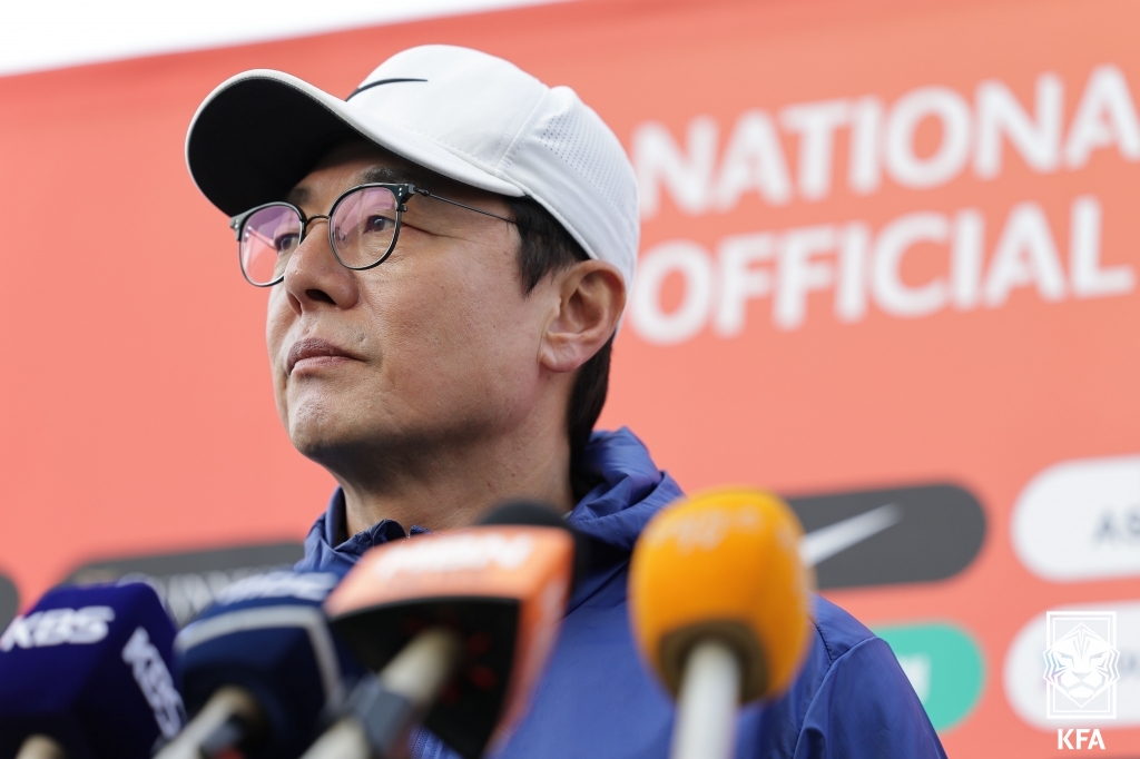 15일 개막하는 2024 아시아축구연맹(AFC) 카타르 U-23 아시안컵을 앞둔 올림픽 대표팀의 황선홍 감독은 해외파 차출 및 부상 이슈에도 굴하지 않았다. 황선홍 감독은 어려운 상황을 극복하고 목표인 2024 파리 올림픽 출전권을 갖고 한국으로 돌아가겠다며 굳은 다짐을 전했다. 사진 대한축구협회