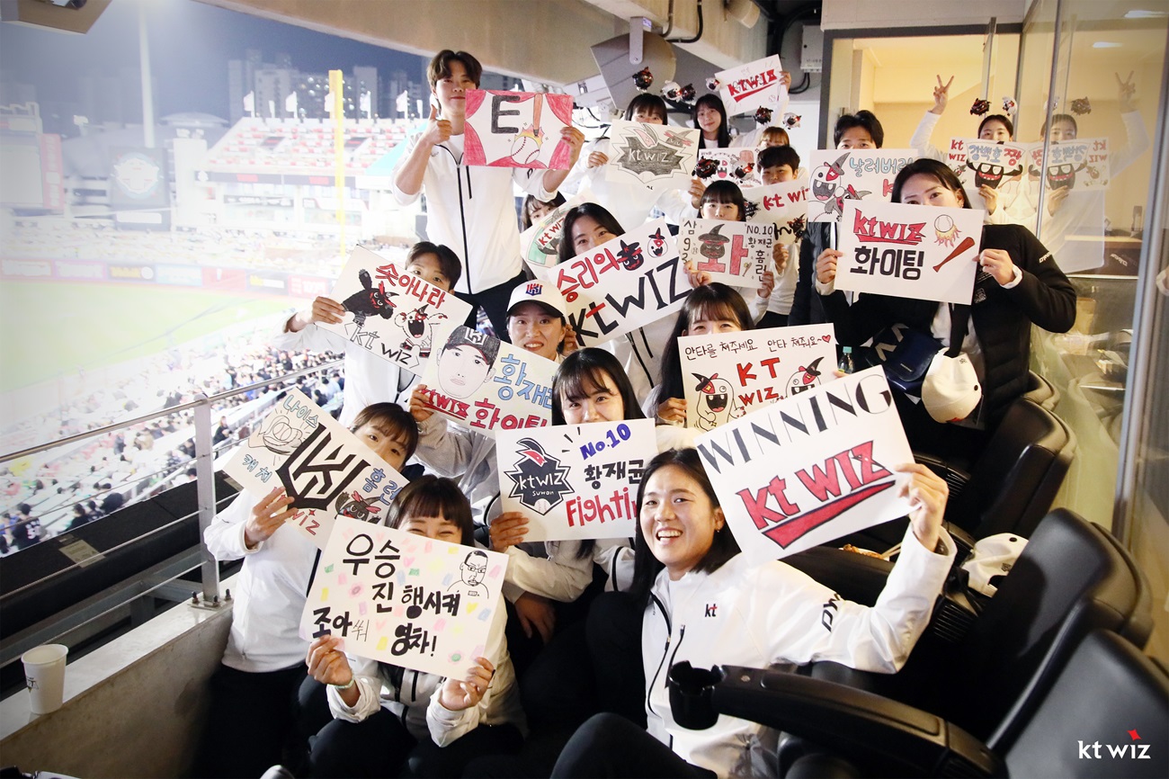 KT 여자 필드 하키단이 12일 KT 위즈 야구단을 응원하기 위해 수원KT위즈파크를 방문해 열심히 응원하고 있다. KT 위즈 제공