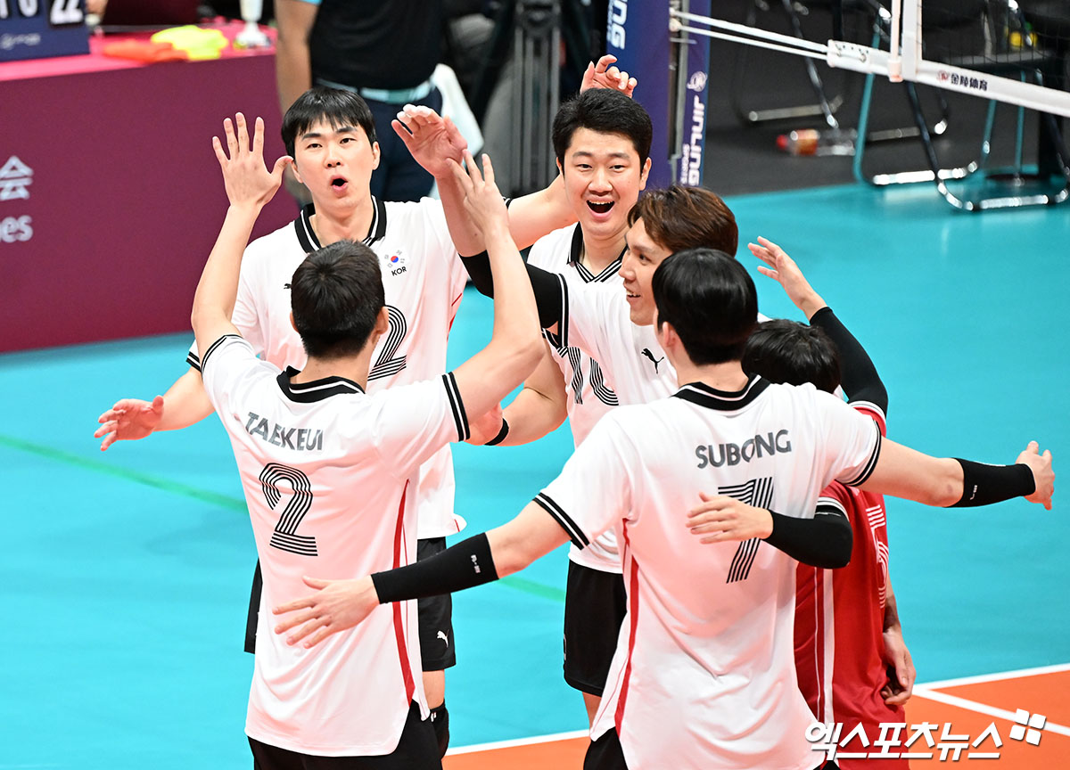 한국 남자배구 대표팀이 지난해 열린 2022 항저우 아시안게임에 출전해 득점 후 세리머니하고 있다. 엑스포츠뉴스 DB