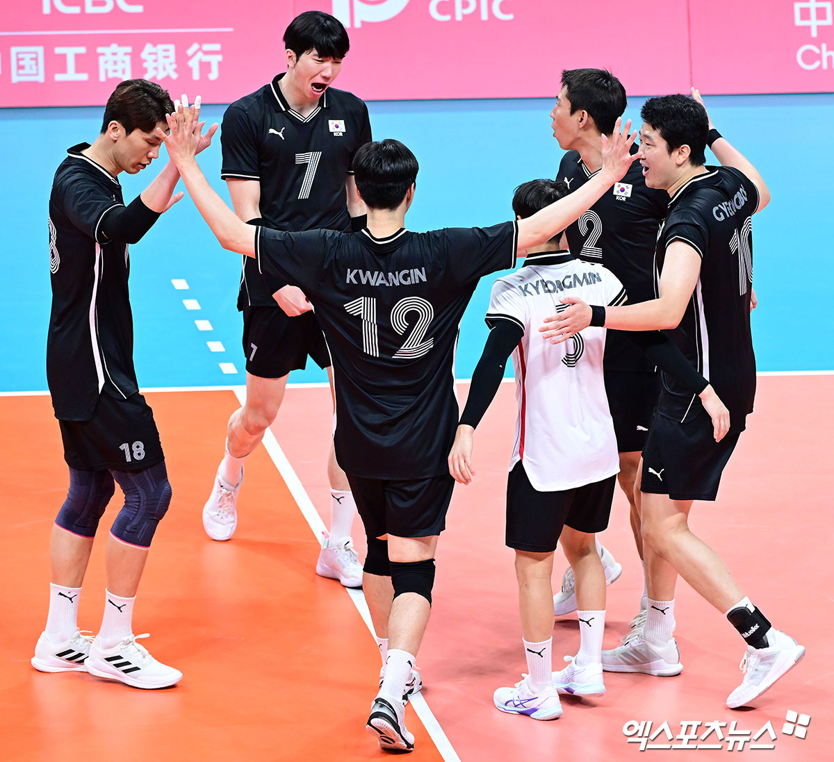 한국 남자배구 대표팀이 지난해 열린 2022 항저우 아시안게임에 출전해 득점 후 세리머니하고 있다. 엑스포츠뉴스 DB
