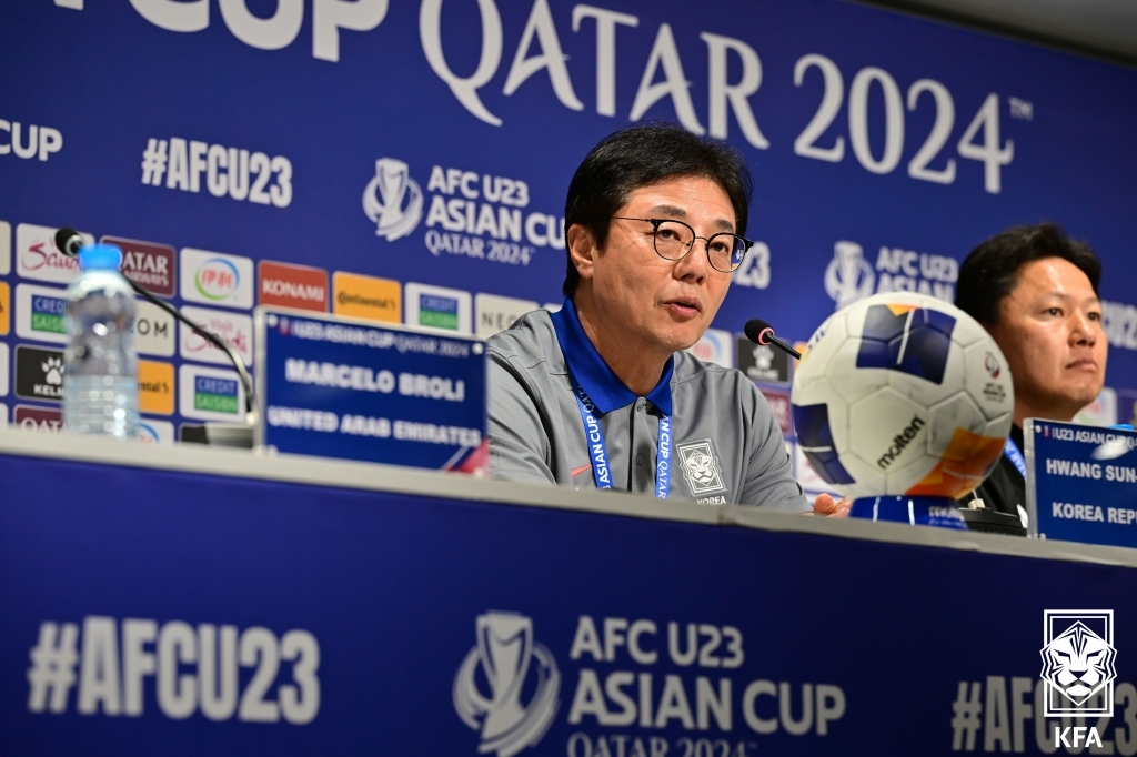 황선홍 감독이 2023 AFC U-23 아시안컵 조별리그 1차전을 앞두고 카타르 도하에 위치한 칼리파 인터내셔널 스타디움에서 기자회견을 진행하고 있다. 사진 대한축구협회