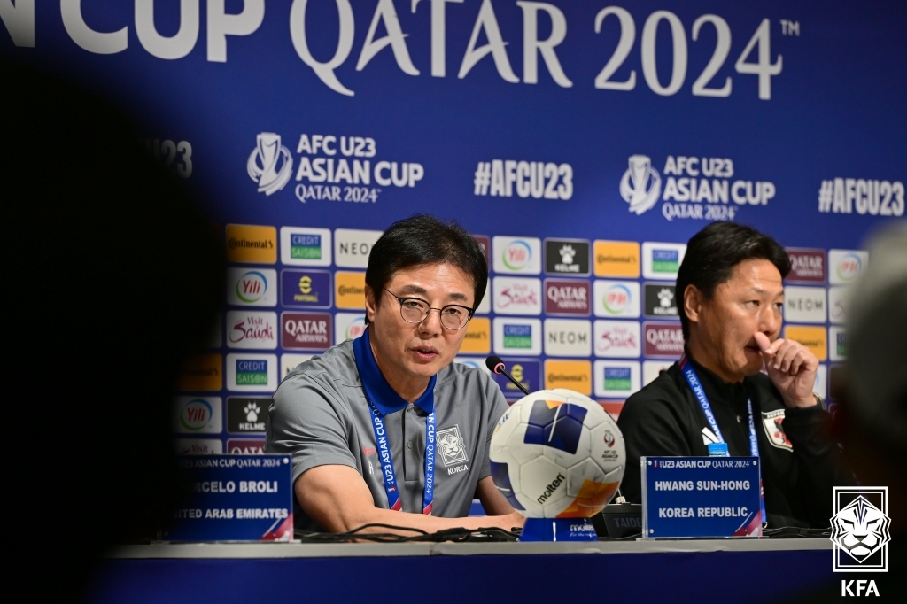 한국의 황선홍 감독과 일본의 오이와 고 감독(우측)은 지난해 2022 항저우 아시안게임 이후 약 7개월 만에 2024 AFC U-23 아시안컵에서 다시 만난다. 한국과 일본은 조별리그 3차전에서 맞붙는다. 사진 대한축구협회