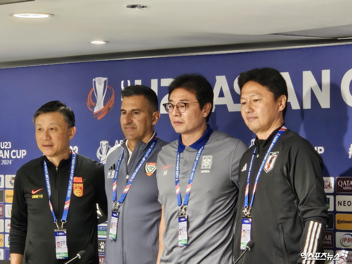 중국 U-23 대표팀 청 야오둥 감독(왼쪽에서 첫 번째)이 2024 카타르 U-23 아시안컵 본선을 앞두고 중국 전력에 대해 자신감을 드러냈다. 중국 언론이 이번 대회 중국 대표팀 전력을 두고 10여년과 비교할 수 없는 팀이라고 하자 청 야오둥 감독도 나름대로 동의하면서 8강 진출 의지를 밝혔다. 도하, 김환 기자